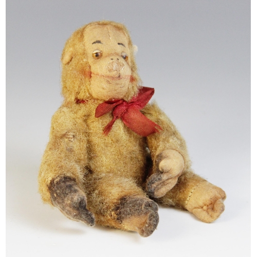 37 - A Schuco style novelty miniature orangutan, early 20th century, the mohair body with jointed arms an... 