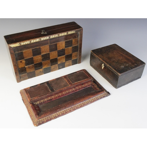 496 - A 19th century mahogany games box, the exterior inlaid with a chess board, opening to an inlaid back... 