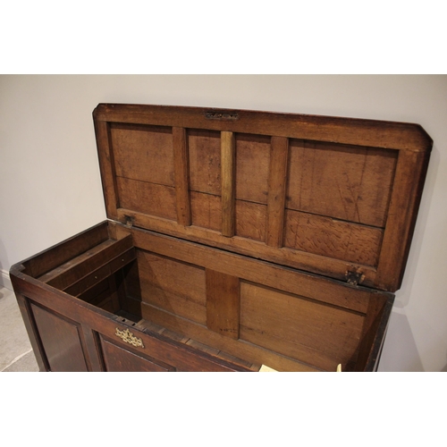 592 - A George III oak and mahogany crossbanded mule chest, the rectangular top with canted front corners ... 