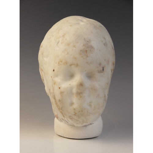 144 - A marble head of a child with heavily worn features, with restorations, 22cm high (at fault) 

Prove... 