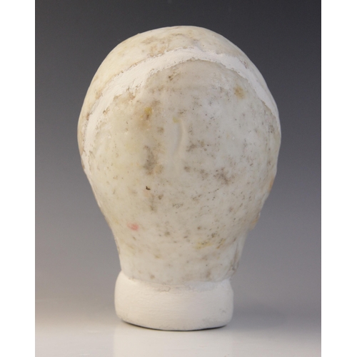 144 - A marble head of a child with heavily worn features, with restorations, 22cm high (at fault) 

Prove... 