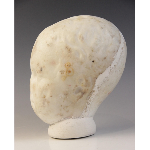 144 - A marble head of a child with heavily worn features, with restorations, 22cm high (at fault) 

Prove... 