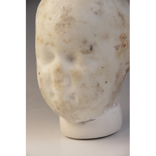 144 - A marble head of a child with heavily worn features, with restorations, 22cm high (at fault) 

Prove... 