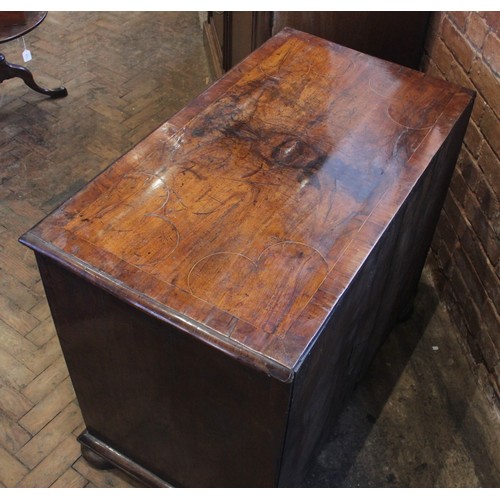 542 - A William and Mary figured walnut chest of drawers, the rectangular crossbanded top inlaid with cord... 