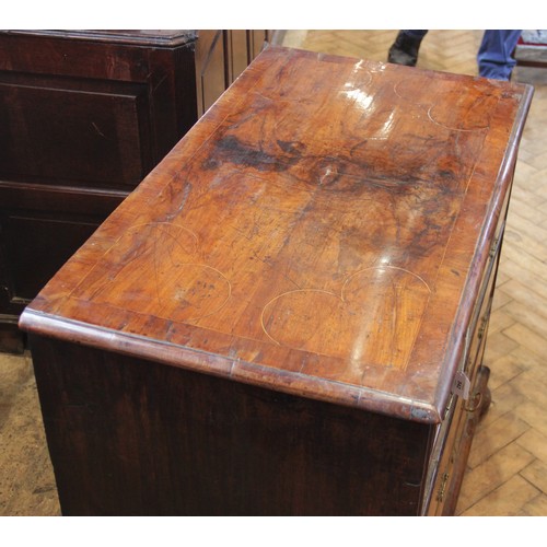 542 - A William and Mary figured walnut chest of drawers, the rectangular crossbanded top inlaid with cord... 