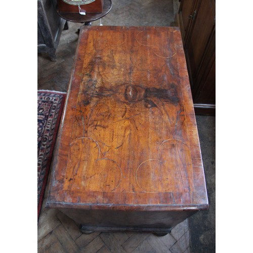 542 - A William and Mary figured walnut chest of drawers, the rectangular crossbanded top inlaid with cord... 