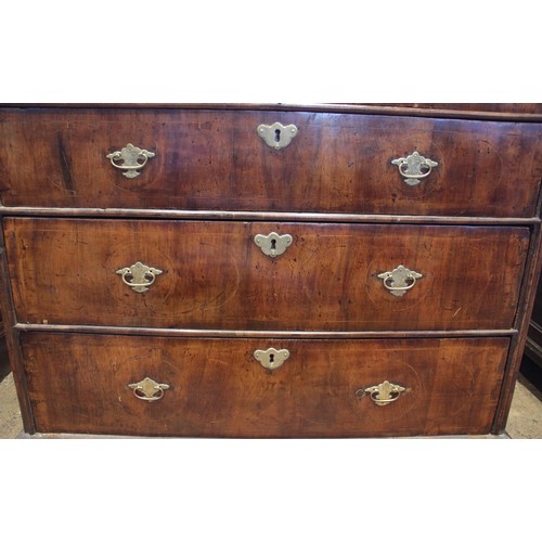 542 - A William and Mary figured walnut chest of drawers, the rectangular crossbanded top inlaid with cord... 