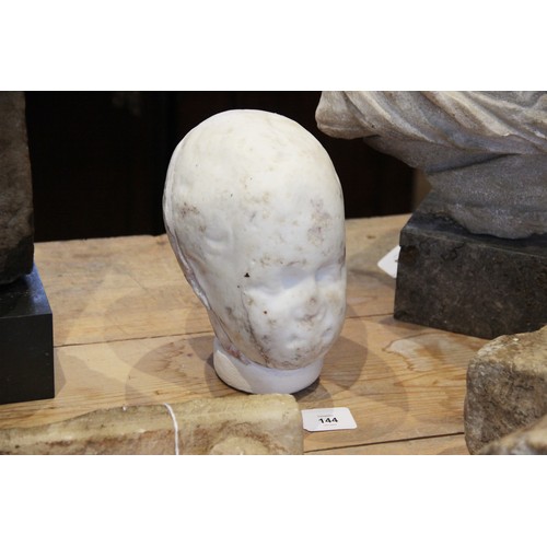 144 - A marble head of a child with heavily worn features, with restorations, 22cm high (at fault) 

Prove... 