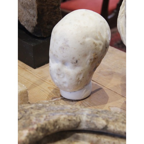 144 - A marble head of a child with heavily worn features, with restorations, 22cm high (at fault) 

Prove... 