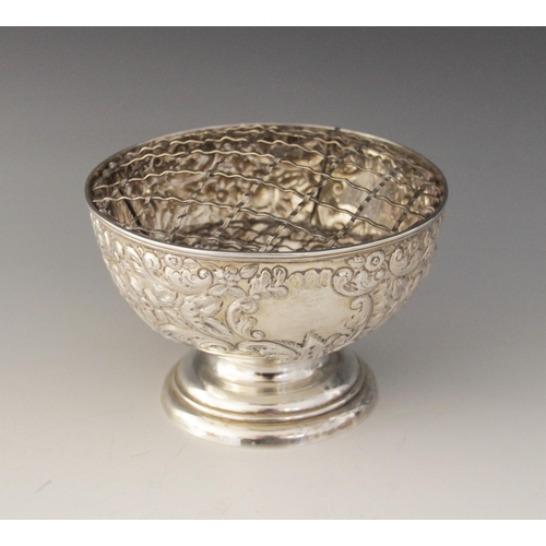 40 - An Edwardian silver rose bowl, George Nathan & Ridley Hayes, Chester 1904, of circular form on stepp... 