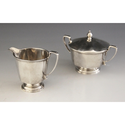 43 - A George V silver milk jug and sucrier, Adie Brothers Ltd, Birmingham 1935, each of tapering faceted... 