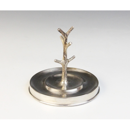 90 - A George V silver mounted ring tree, Joseph & Richard Griffin, Chester 1920, plain polished circular... 