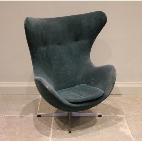 741 - An Arne Jacobsen (1902-1971) for Fritz Hansen 1960s 'egg' chair, upholstered in green velour, raised... 