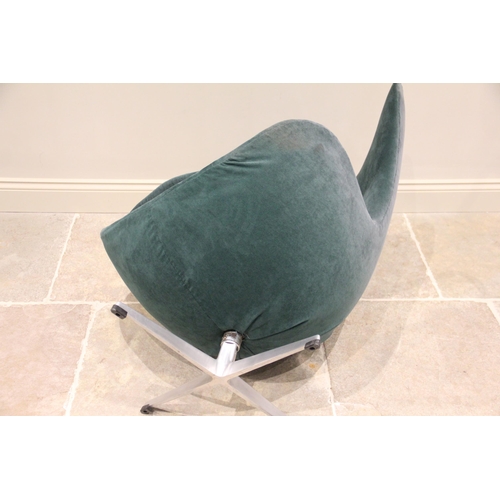 741 - An Arne Jacobsen (1902-1971) for Fritz Hansen 1960s 'egg' chair, upholstered in green velour, raised... 