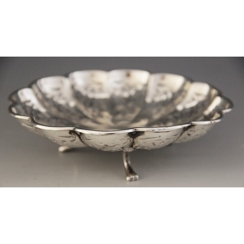 1 - A George V silver bon-bon dish, Cooper Brothers & Sons Ltd, Sheffield 1923, of circular form with sc... 