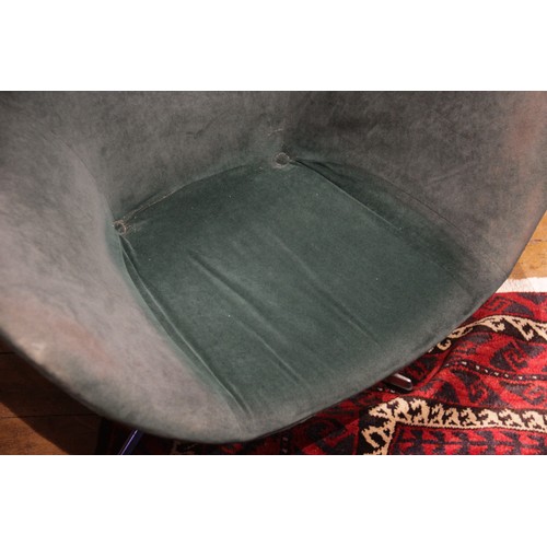 741 - An Arne Jacobsen (1902-1971) for Fritz Hansen 1960s 'egg' chair, upholstered in green velour, raised... 