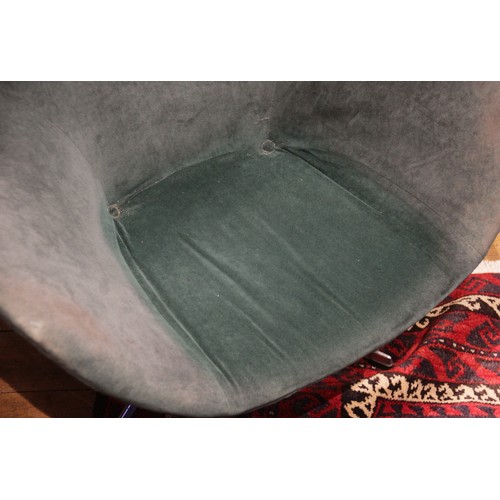 741 - An Arne Jacobsen (1902-1971) for Fritz Hansen 1960s 'egg' chair, upholstered in green velour, raised... 