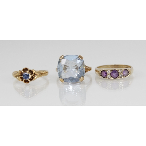 103 - An early 20th century 18ct gold sapphire set floral ring, the central round mixed cut sapphire measu... 