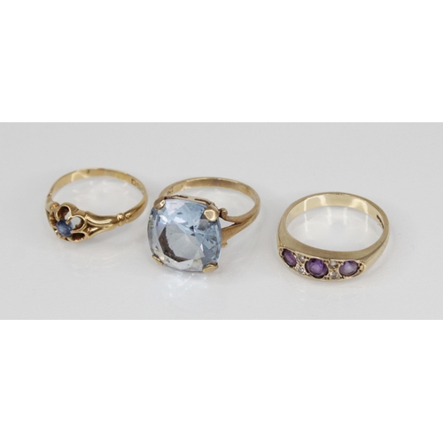 103 - An early 20th century 18ct gold sapphire set floral ring, the central round mixed cut sapphire measu... 