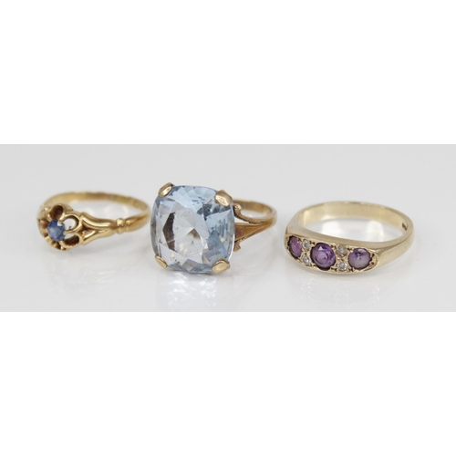 103 - An early 20th century 18ct gold sapphire set floral ring, the central round mixed cut sapphire measu... 