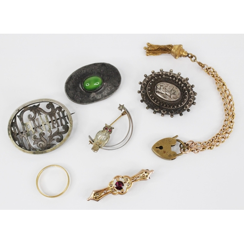 122 - A selection of Victorian and later jewellery, to include a 22ct gold wedding band, marks for Birming... 