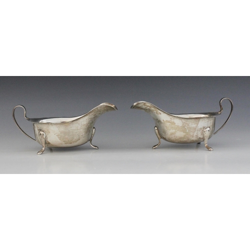 20 - A pair of silver George VI sauce boats, Emile Viner Sheffield 1939, each of typical form with shaped... 