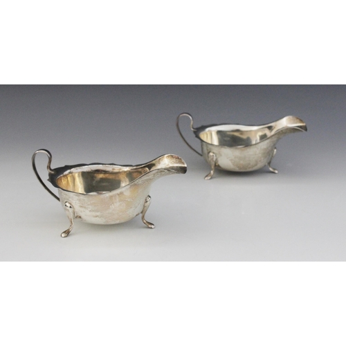 20 - A pair of silver George VI sauce boats, Emile Viner Sheffield 1939, each of typical form with shaped... 
