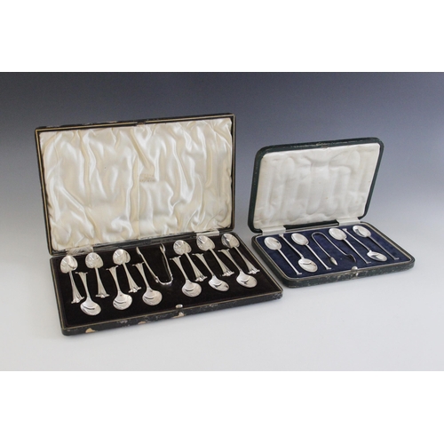 28 - A set of twelve Edwardian silver Onslow pattern teaspoons and sugar tongs, Walker & Hall, Sheffield ... 