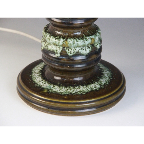 604 - A pair of brass Corinthian column table lamps, each cast with a plain column upon a wreath collar an... 