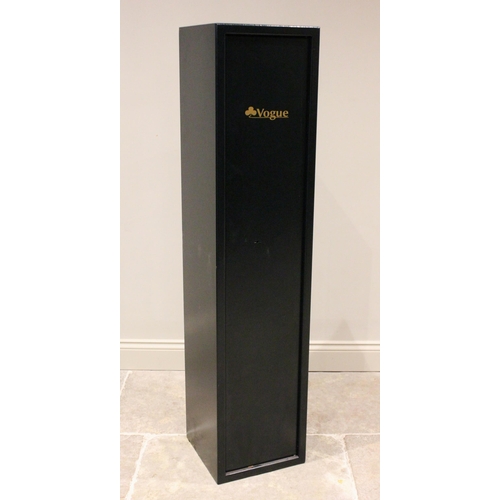 623 - A Vogue metal gun cabinet, with lockable ammunition compartment, complete with key, 150cm H x 34cm W... 