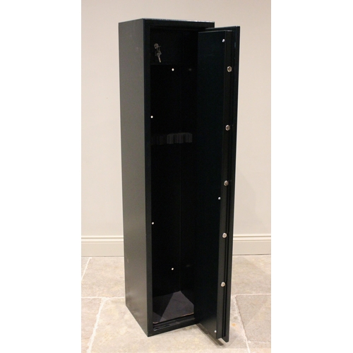 623 - A Vogue metal gun cabinet, with lockable ammunition compartment, complete with key, 150cm H x 34cm W... 