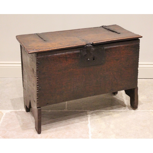 713 - A 17th century oak six plank coffer bach, the channelled and serrated hinged cover applied with an i... 