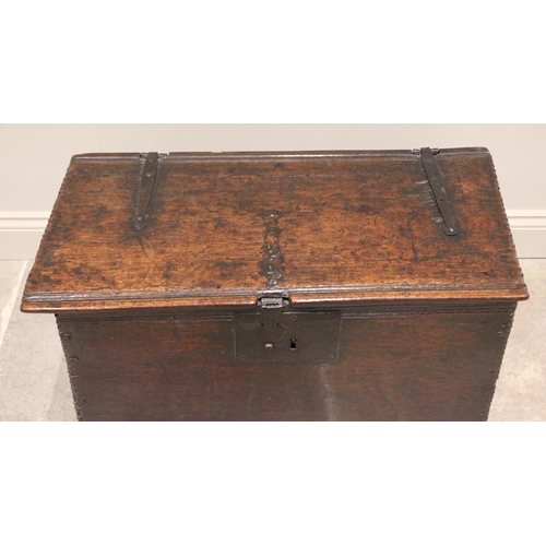 713 - A 17th century oak six plank coffer bach, the channelled and serrated hinged cover applied with an i... 