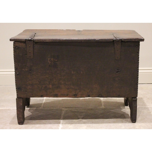 713 - A 17th century oak six plank coffer bach, the channelled and serrated hinged cover applied with an i... 