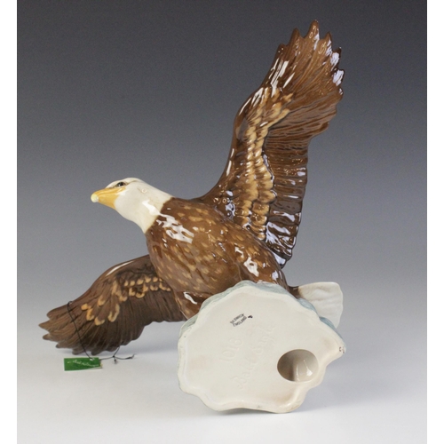 552 - A Beswick Bald Eagle, model No. 1018 in gloss, discontinued 1995, boxed, 18.5cm high, with a Beswick... 