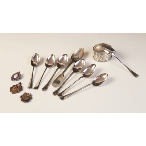 30 - A selection of silver tableware and accessories, to include four George V silver teaspoons, Cooper B... 