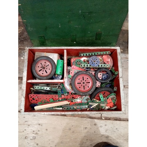 667 - A selection of vintage Meccano to a hand made wooden box, with five boxed Meccano sets comprising: a... 