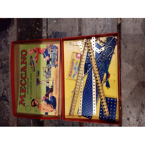 667 - A selection of vintage Meccano to a hand made wooden box, with five boxed Meccano sets comprising: a... 