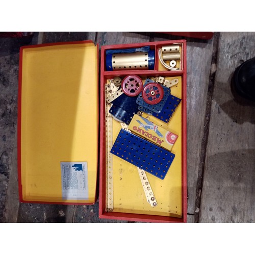 667 - A selection of vintage Meccano to a hand made wooden box, with five boxed Meccano sets comprising: a... 