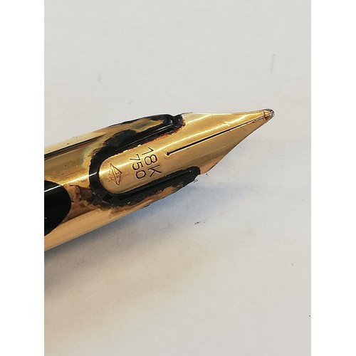 12 - A vintage 18ct gold fountain pen, tapered cylindrical case with engine turned decoration, Waterman r... 
