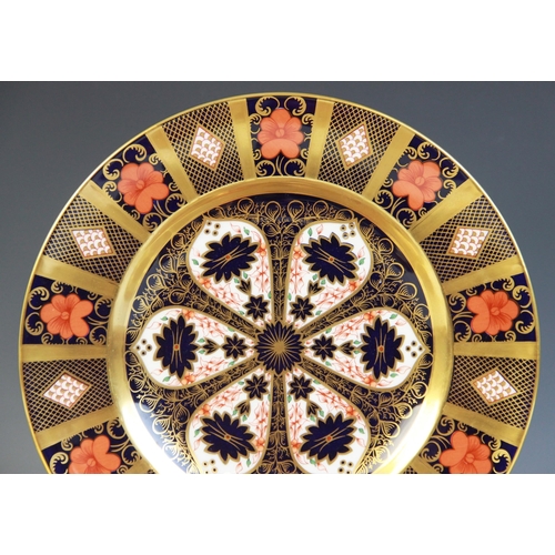 394 - Five Royal Crown Derby 1128 Imari pattern cabinet plates, three with date cypher for 1975 and two wi... 