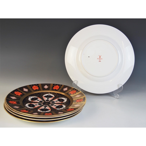 394 - Five Royal Crown Derby 1128 Imari pattern cabinet plates, three with date cypher for 1975 and two wi... 