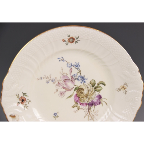 405 - A Royal Copenhagen part tea service, comprising: eight teacups and saucers, eight side plates, a suc... 