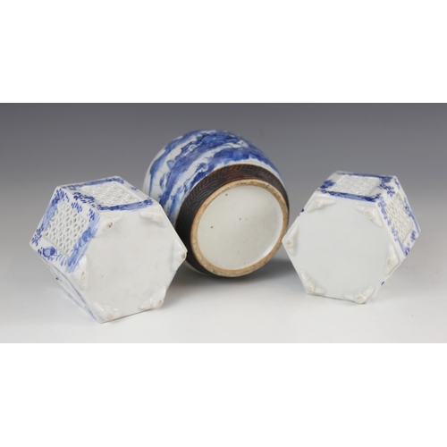 457 - A Chinese porcelain blue and white ginger jar, 19th century, of typical form and decorated with a co... 