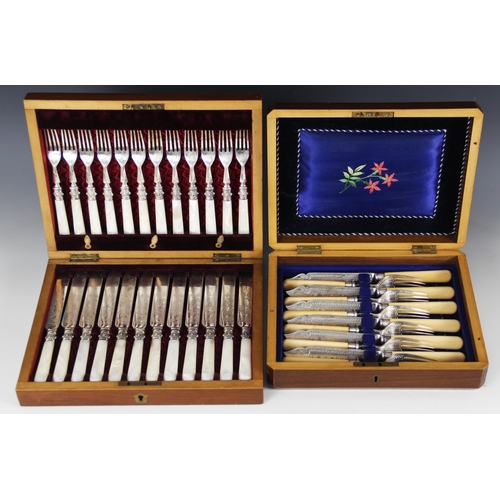 67 - An early 20th century cased canteen of cutlery by Lee & Wigfull, comprising twelve knives and twelve... 