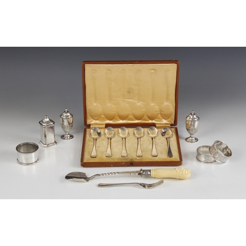 67 - A cased set of six Edwardian silver teaspoons, Fenton Brothers Ltd, Sheffield 1909, each 12.5cm long... 