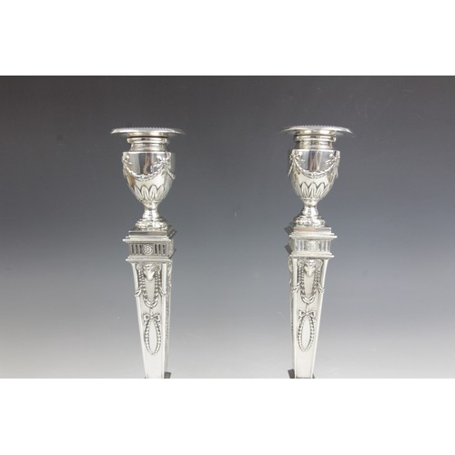 35 - A pair of George V neo-classical silver candlesticks, Ellis & Co, Birmingham 1914, each weighted squ... 