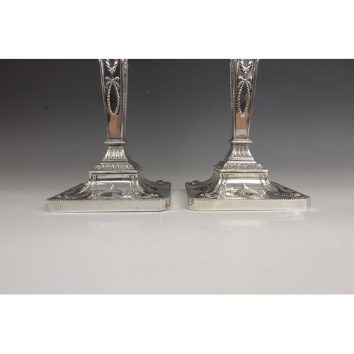 35 - A pair of George V neo-classical silver candlesticks, Ellis & Co, Birmingham 1914, each weighted squ... 