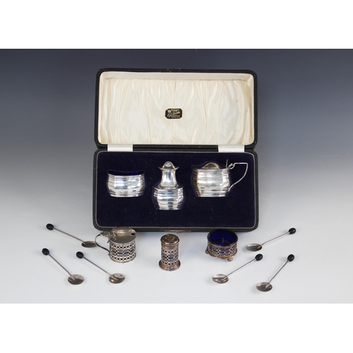 21 - A cased George V silver cruet set, S Blanckensee & Son Ltd, Birmingham 1923, comprising; a wet musta... 