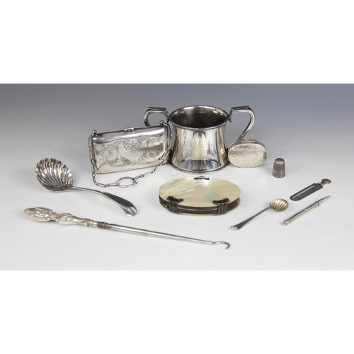 17 - A selection of silver and silver coloured accessories, to include a George V silver purse, Joseph Gl... 